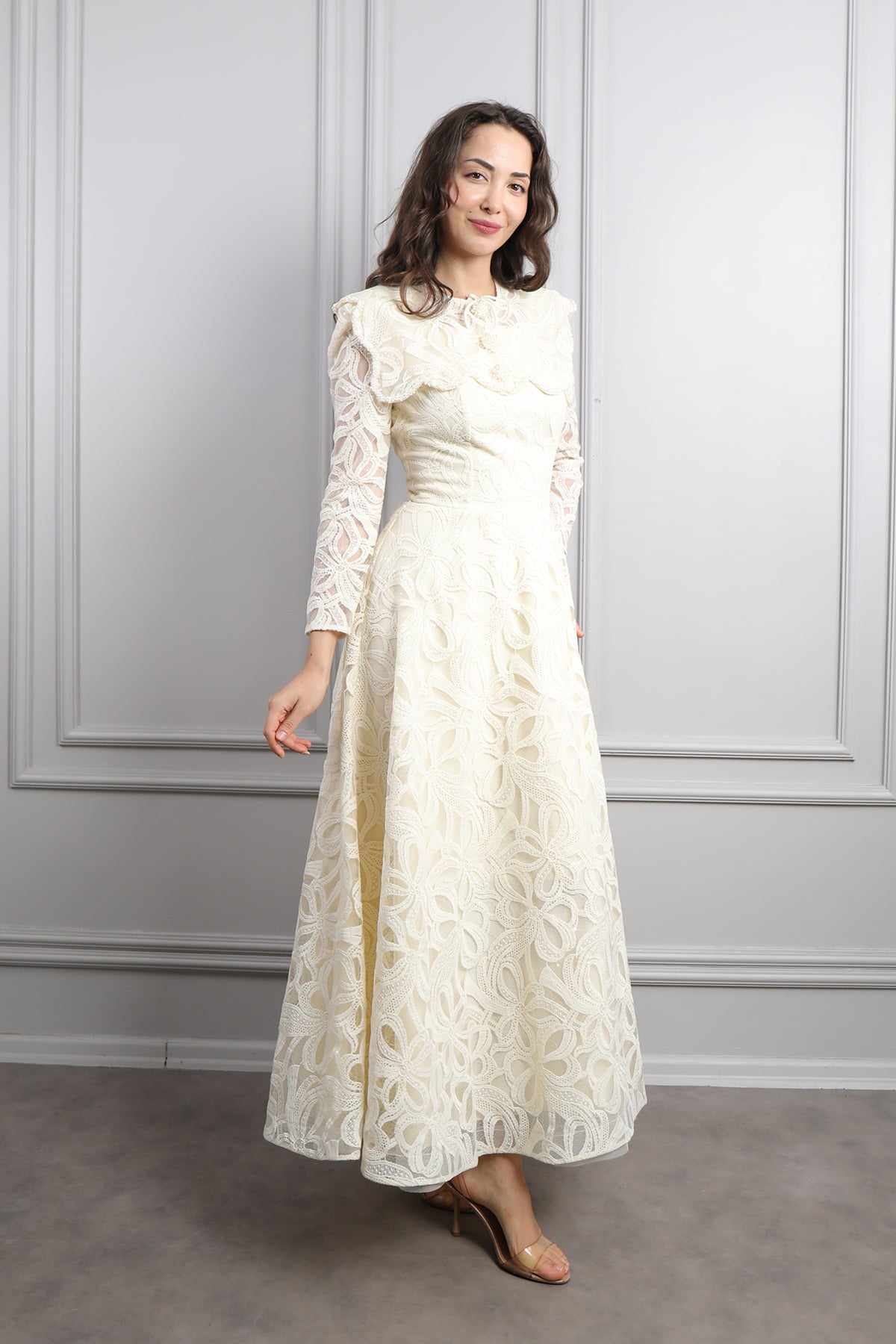 فستان ميدي بتفاصيل دانتيلية بياقة اطفال مزين بازرار خرزية -سكري