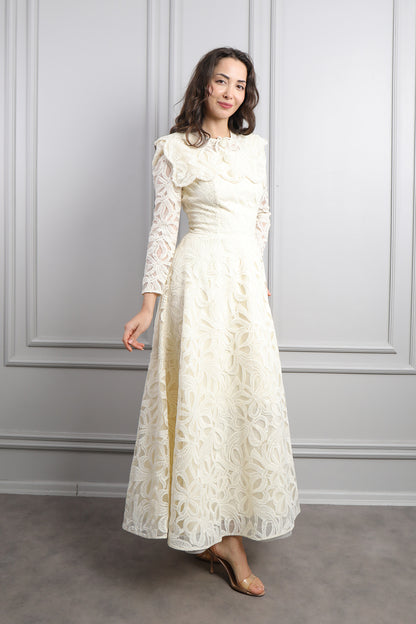 فستان ميدي بتفاصيل دانتيلية بياقة اطفال مزين بازرار خرزية -سكري