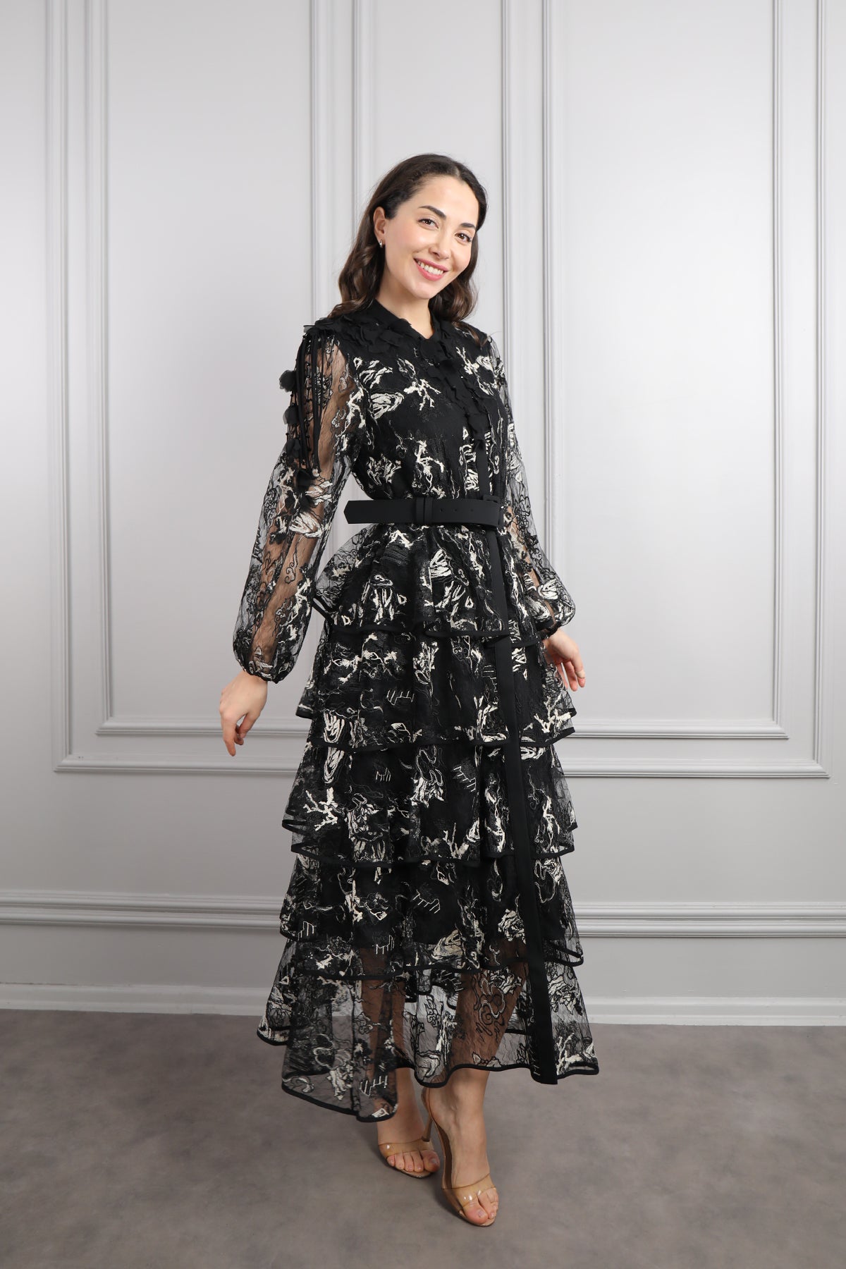 فستان مزخرف بتفاصيل كشكشة وزينة ورود عالياقة بحزام عالخصر مقاس كبير -اسود