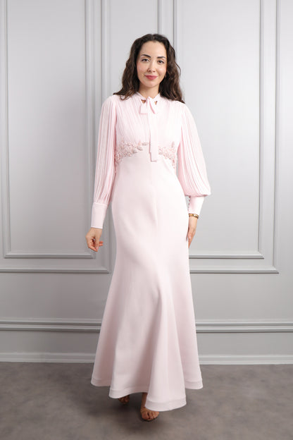 فستان ناعم مزين بالخرز باكمام واسعة بتكسيرات -بمبي