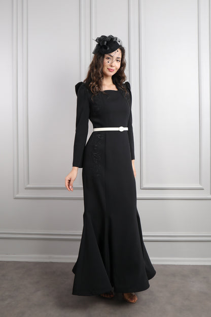 فستان بياقة مربعة بتطريزات عالاكتاف مع حزام اسود وزينة عالشعر -اسود