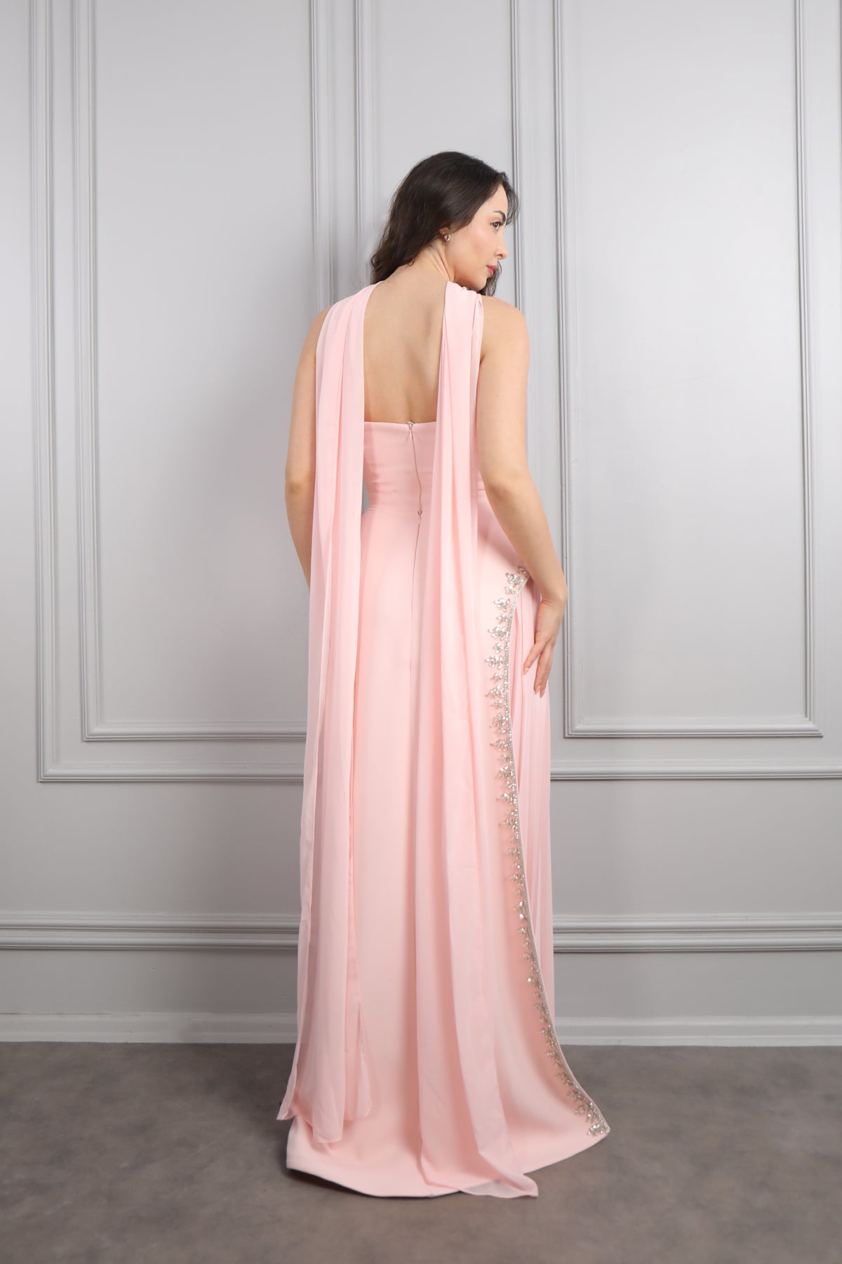 فستان سهرة سترابلس مزين بالكريستالات عالجانبين وتفصيل شال -بمبي