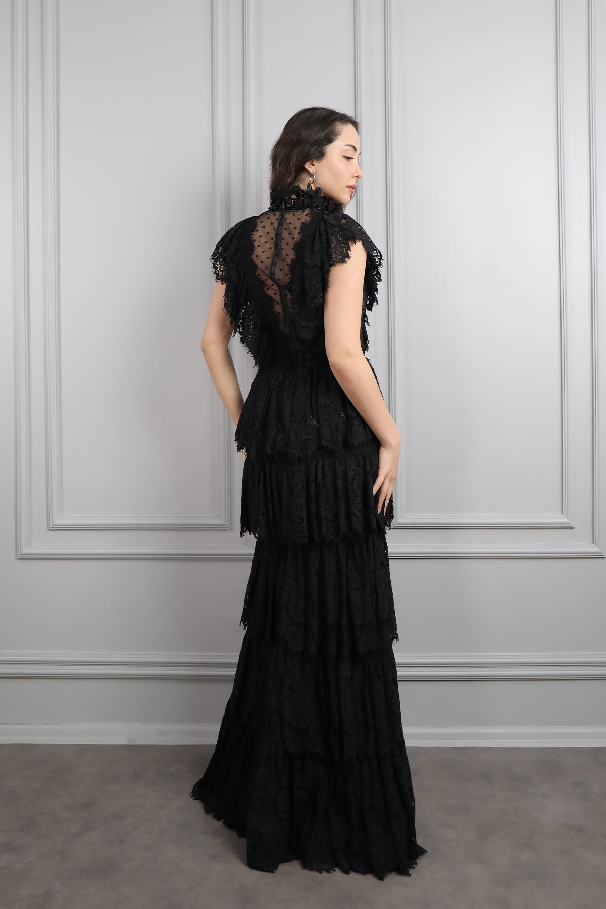 فستان سهرة خناقي بتصميم شفاف وكشكشة مع تطريزات خرزية -اسود