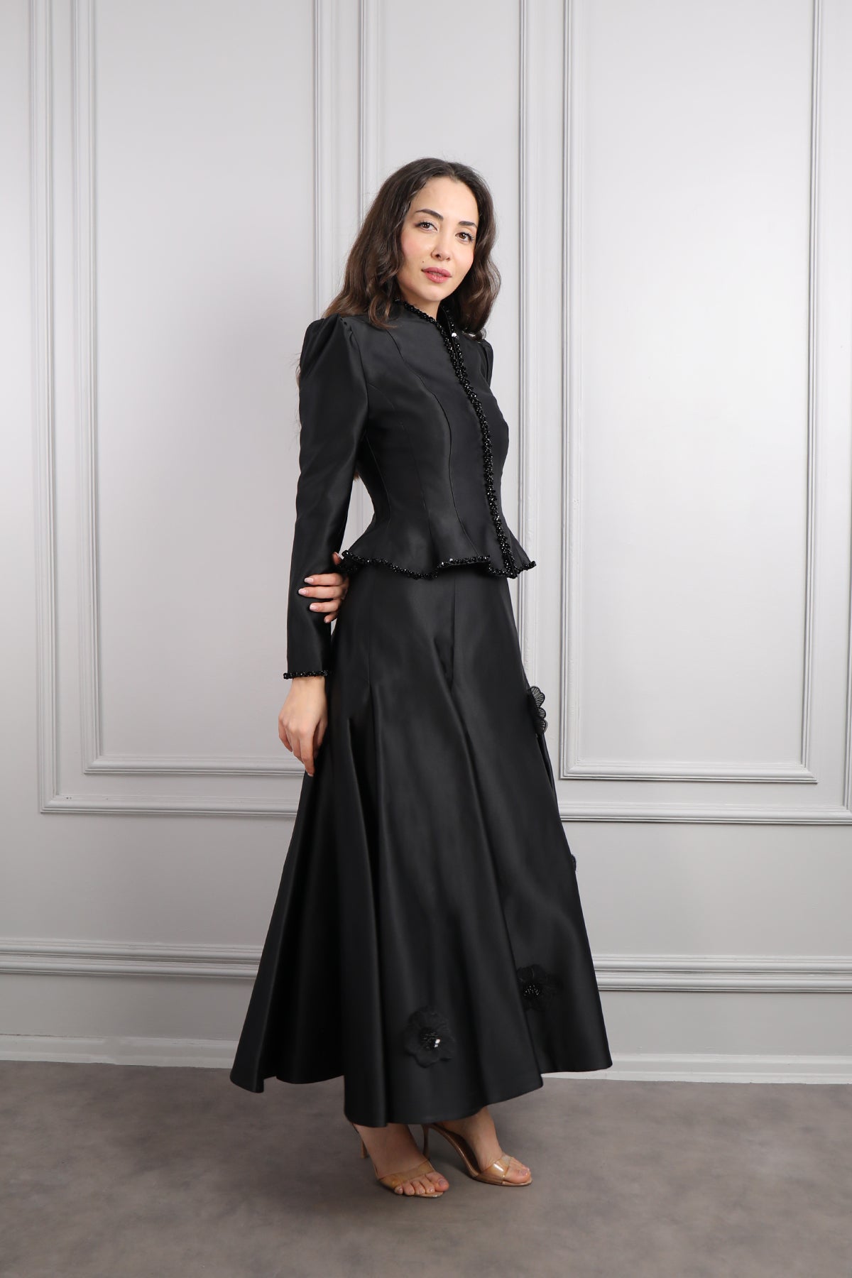 طقم فستان وجاكيت مزين بالخرز والورود -اسود