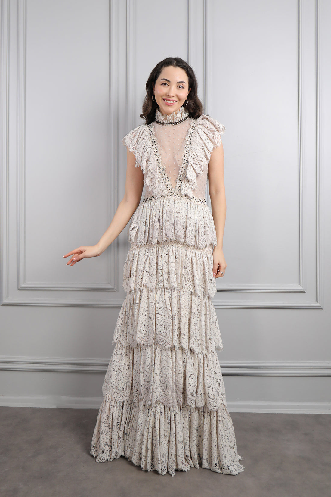 فستان سهرة خناقي بتصميم شفاف وكشكشة مع تطريزات خرزية -بيج