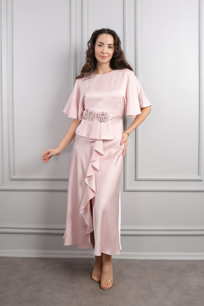 فستان ميدي ساتان بتفاصيل كشكشة واكمام واسعة مزين بالورود مقاس كبير -بمبي