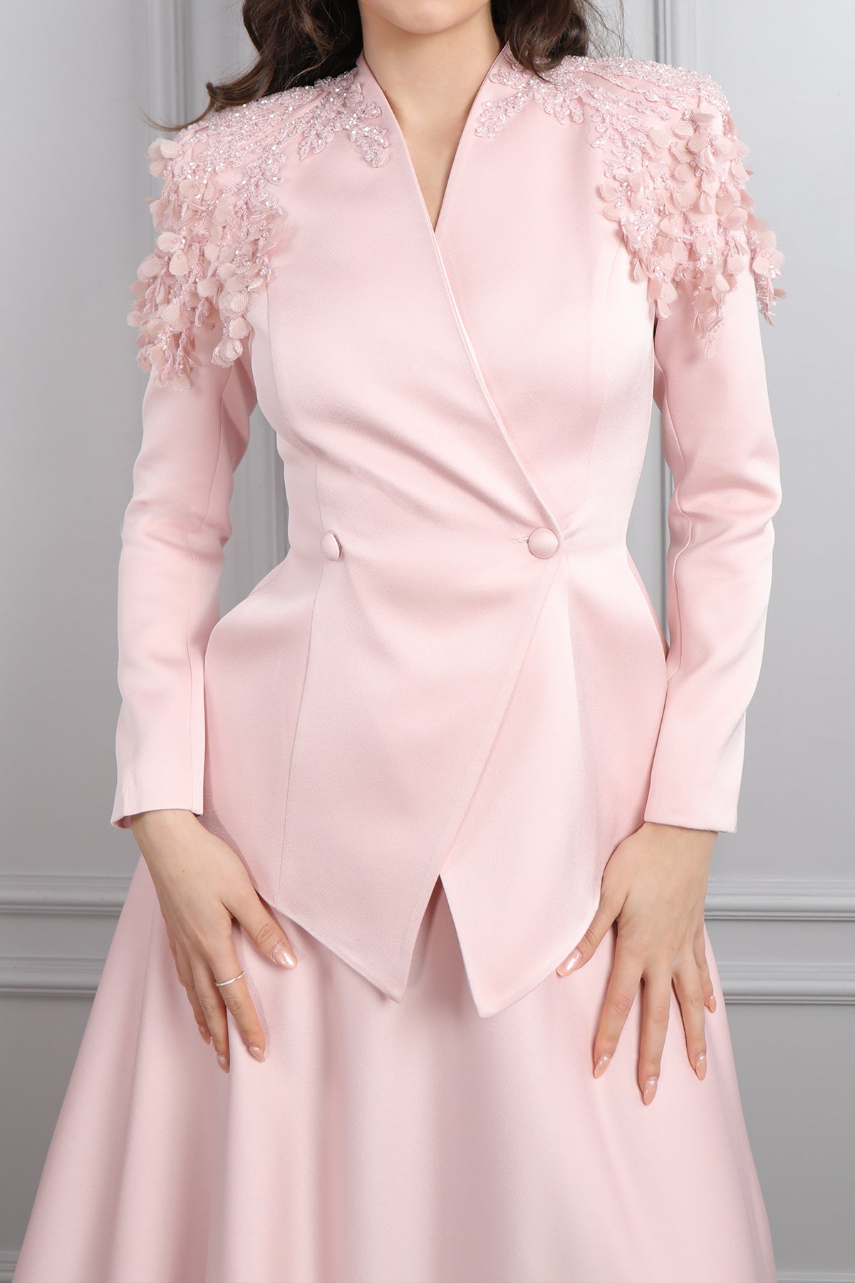 طقم تنورة ساتان وجاكيت مزين بورود عالاكتاف  -بمبي