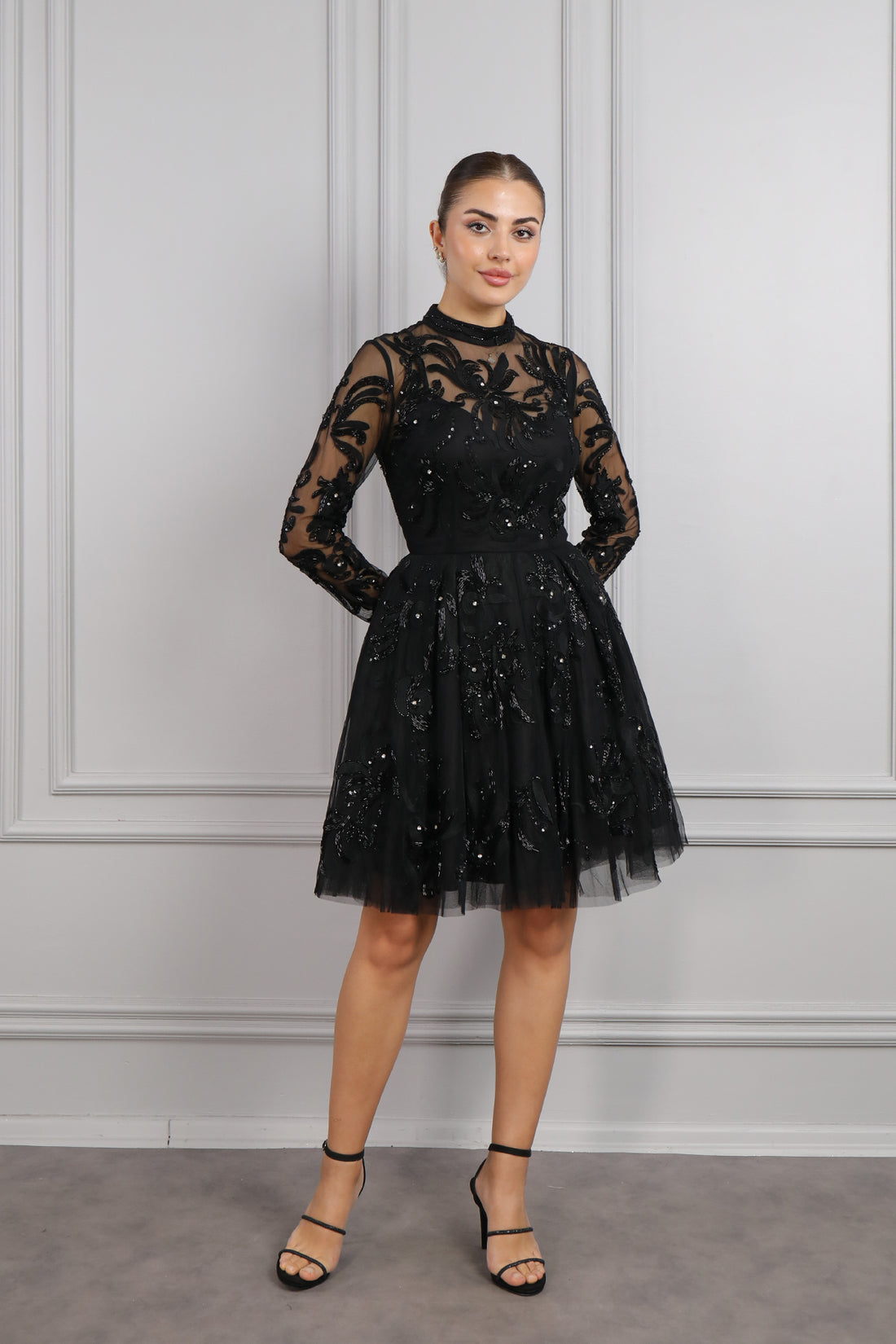 فستان سهرة قصير بتفاصيل شفافة وياقة عالية مزين بالخرز من "المجموعة الخاصة" - اسود