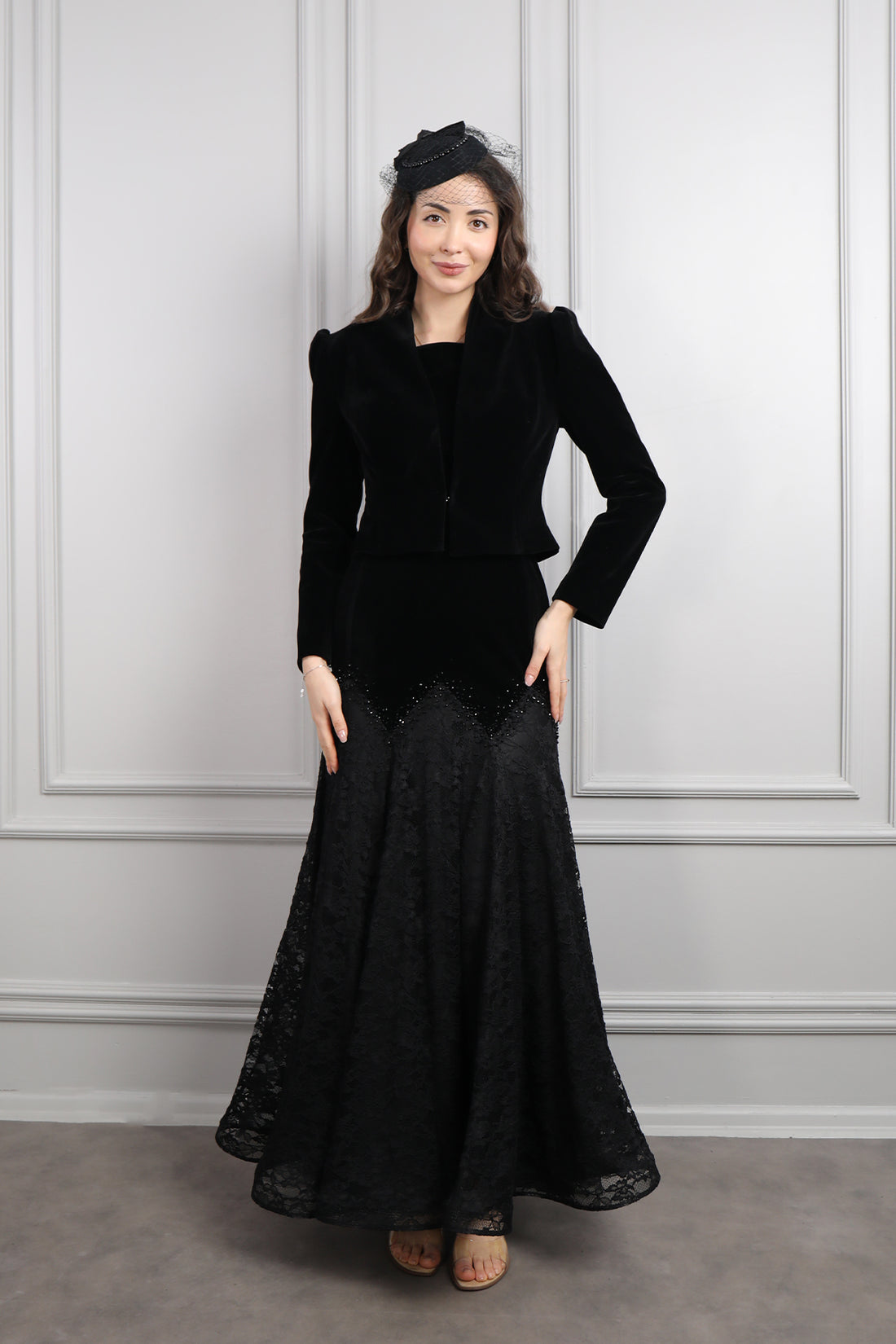 طقم مخملي جاكيت وفستان بياقة مربعة بتطريزات خرزية وتفاصيل دانتيل -اسود