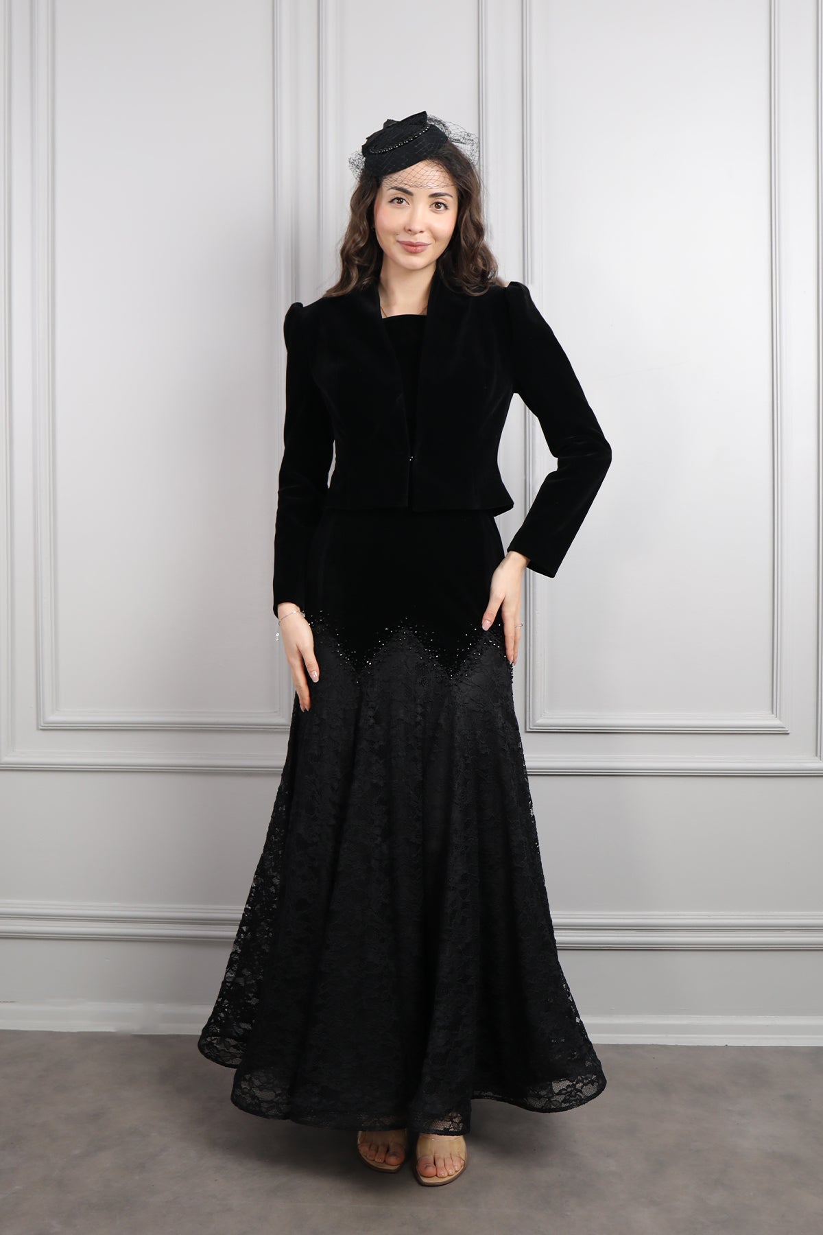 طقم مخملي جاكيت وفستان بياقة مربعة بتطريزات خرزية وتفاصيل دانتيل -اسود