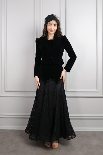 طقم مخملي جاكيت وفستان بياقة مربعة بتطريزات خرزية وتفاصيل دانتيل -اسود
