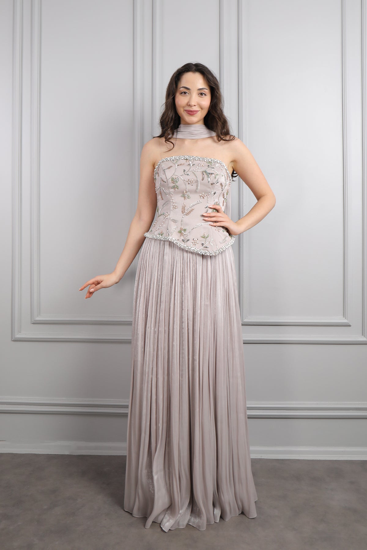 فستان سهرة شيفون بتوب سترابلس مطرز بالخرز مع شال -بيج