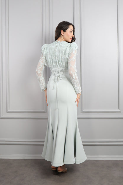 فستان مصمم بتفاصيل دانتيلية وتطريزات خرزية -نعناعي