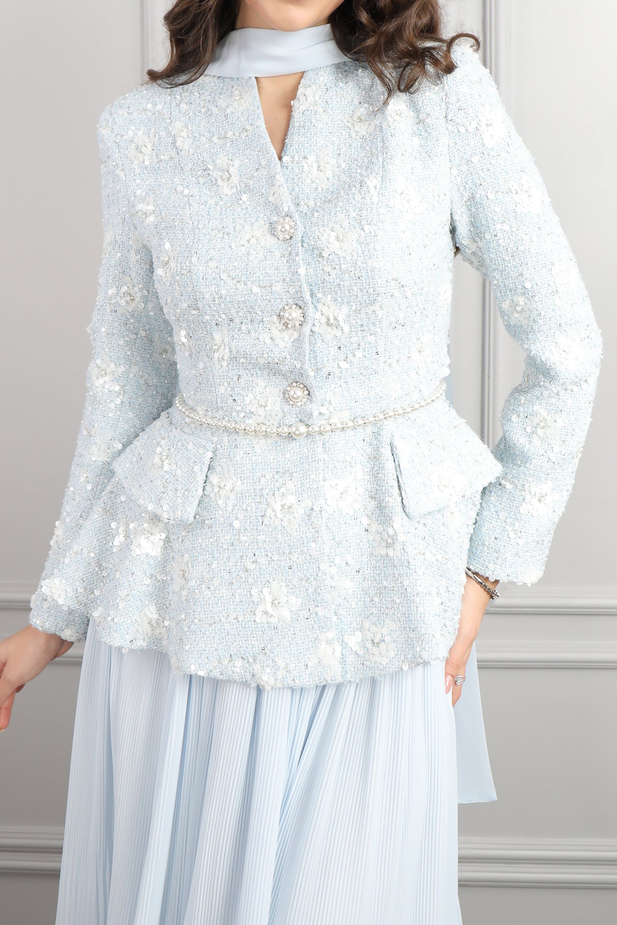 طقم تنورة وجاكيت لامع بحزام لؤلؤي ووشاح -ازرق