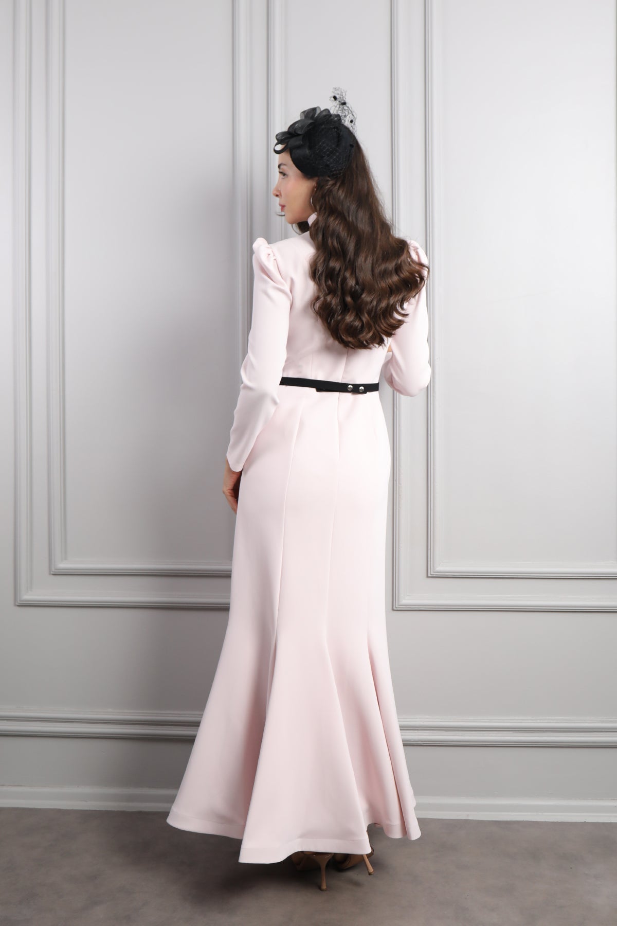 فستان بياقة مربعة بتطريزات عالاكتاف مع حزام اسود وزينة عالشعر -بمبي