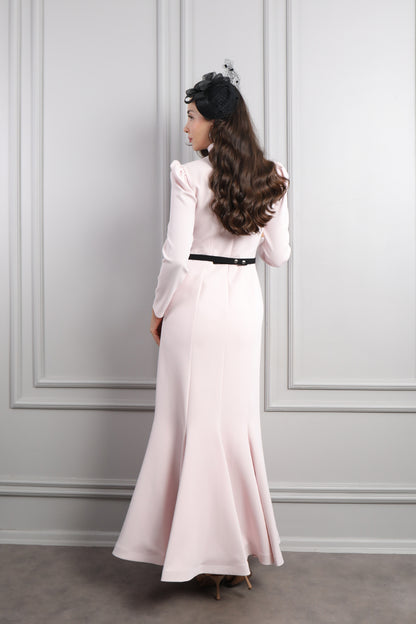 فستان بياقة مربعة بتطريزات عالاكتاف مع حزام اسود وزينة عالشعر -بمبي