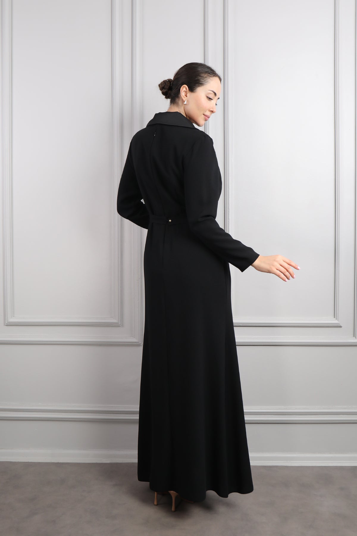 فستان بتفاصيل ازرار ذهبية مقاس كبير -اسود