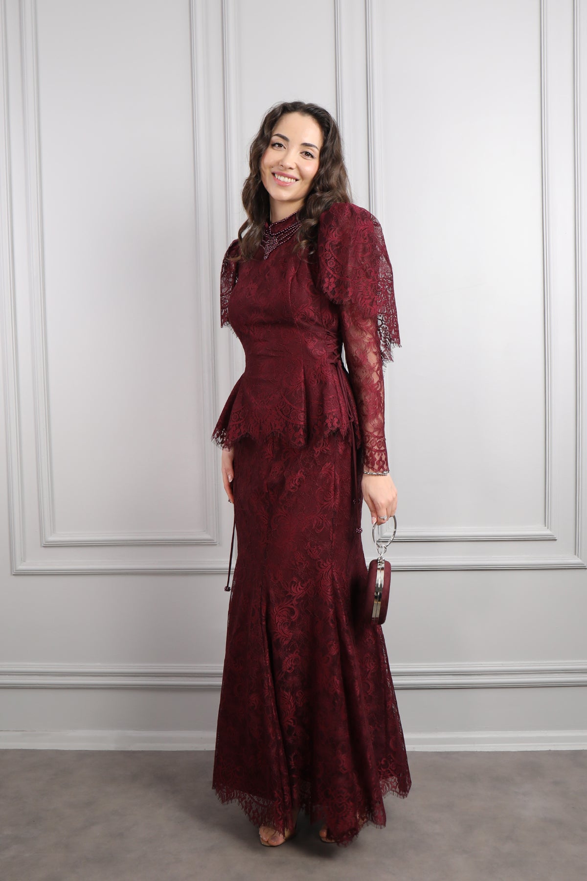 طقم دانتيل خناقي بتطريزات خرزية واكمام شفافة -عودي