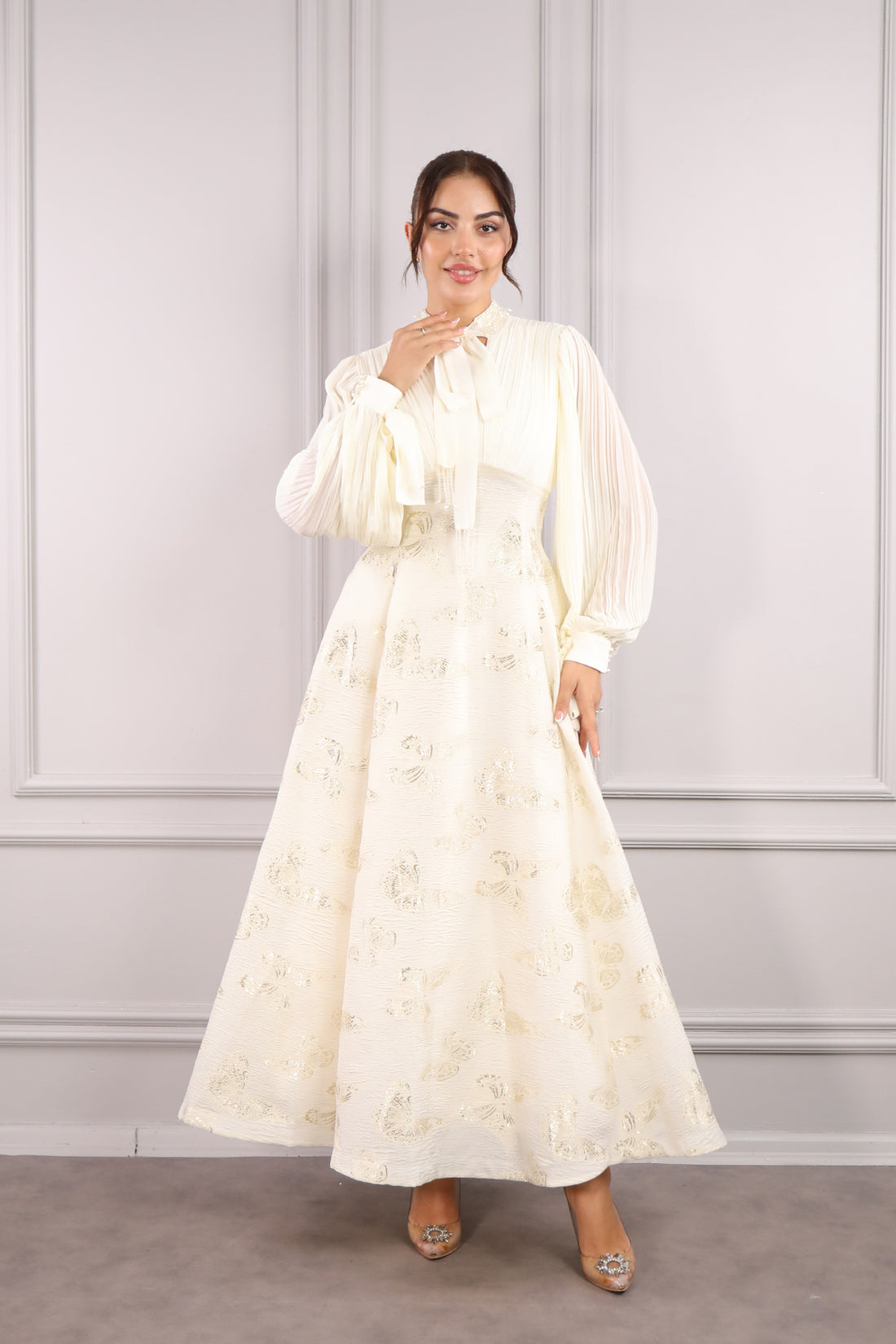 فستان ميدي مزين بتطريز لامع بأكمام واسعة وياقة مربوطة حول العنق -سكري