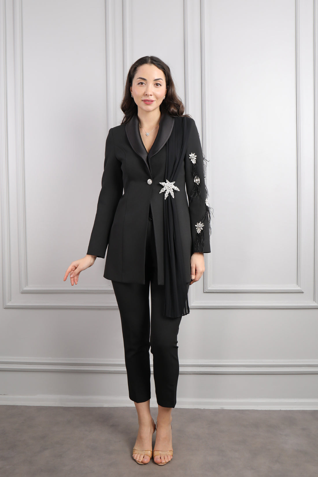 طقم بنطال وجاكيت مزين بالكريستالات والريش -اسود