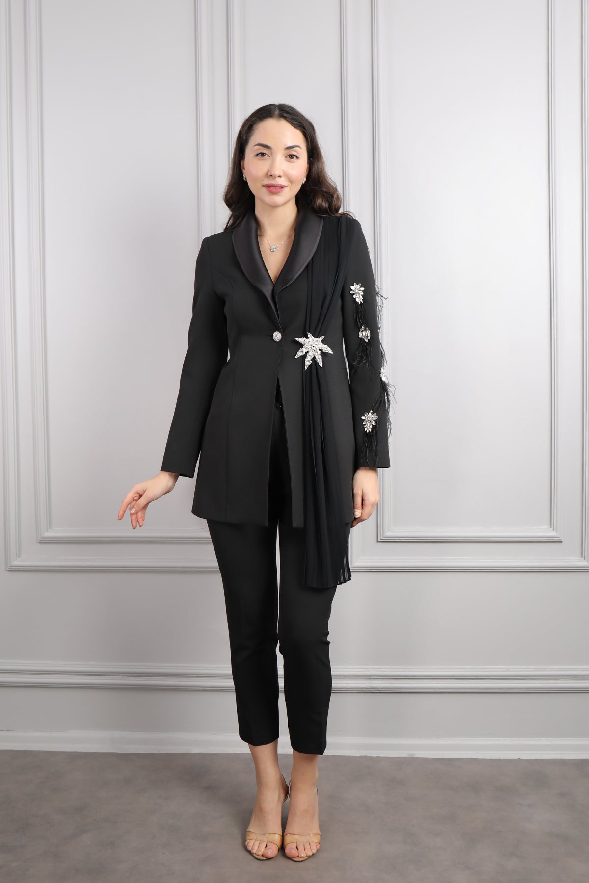 طقم بنطال وجاكيت مزين بالكريستالات والريش -اسود
