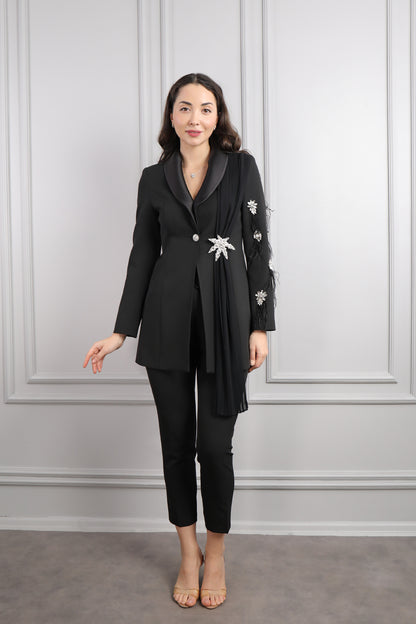 طقم بنطال وجاكيت مزين بالكريستالات والريش -اسود