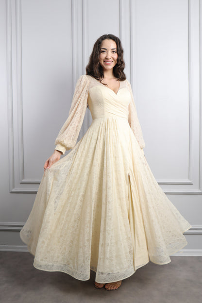 فستان سهرة دانتيل بياقة مثلثة واكمام واسعة مقاس كبير -بيج