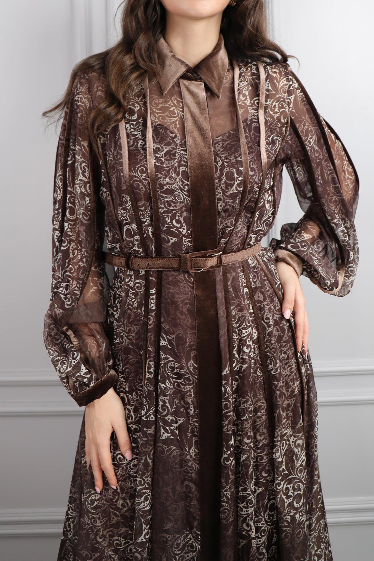 فستان بياقة قميص وحزام بتفاصيل مخمل وزخرفة شفافة -بني