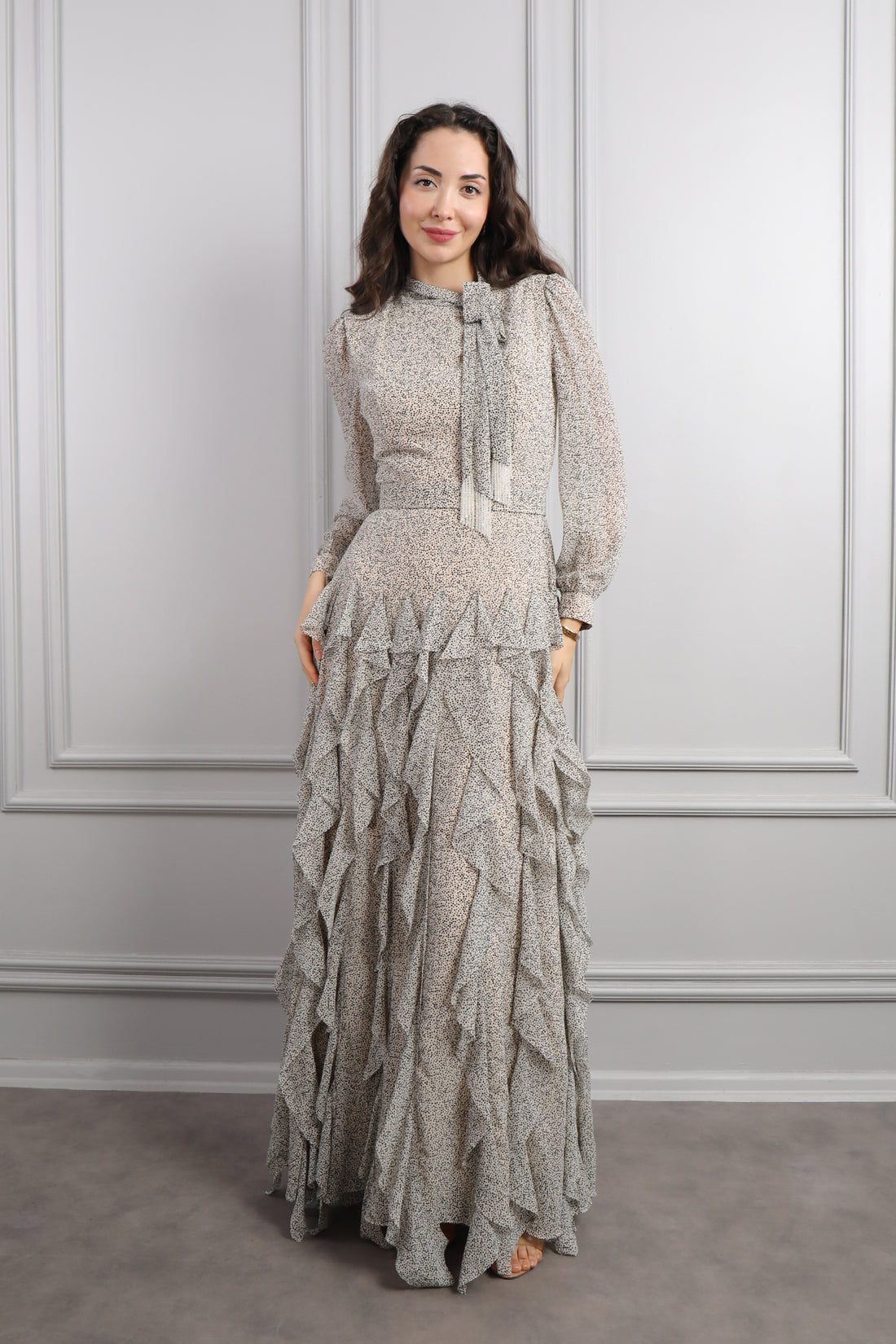 فستان شيفون منقط بكشكشة عالتنورة -بيج