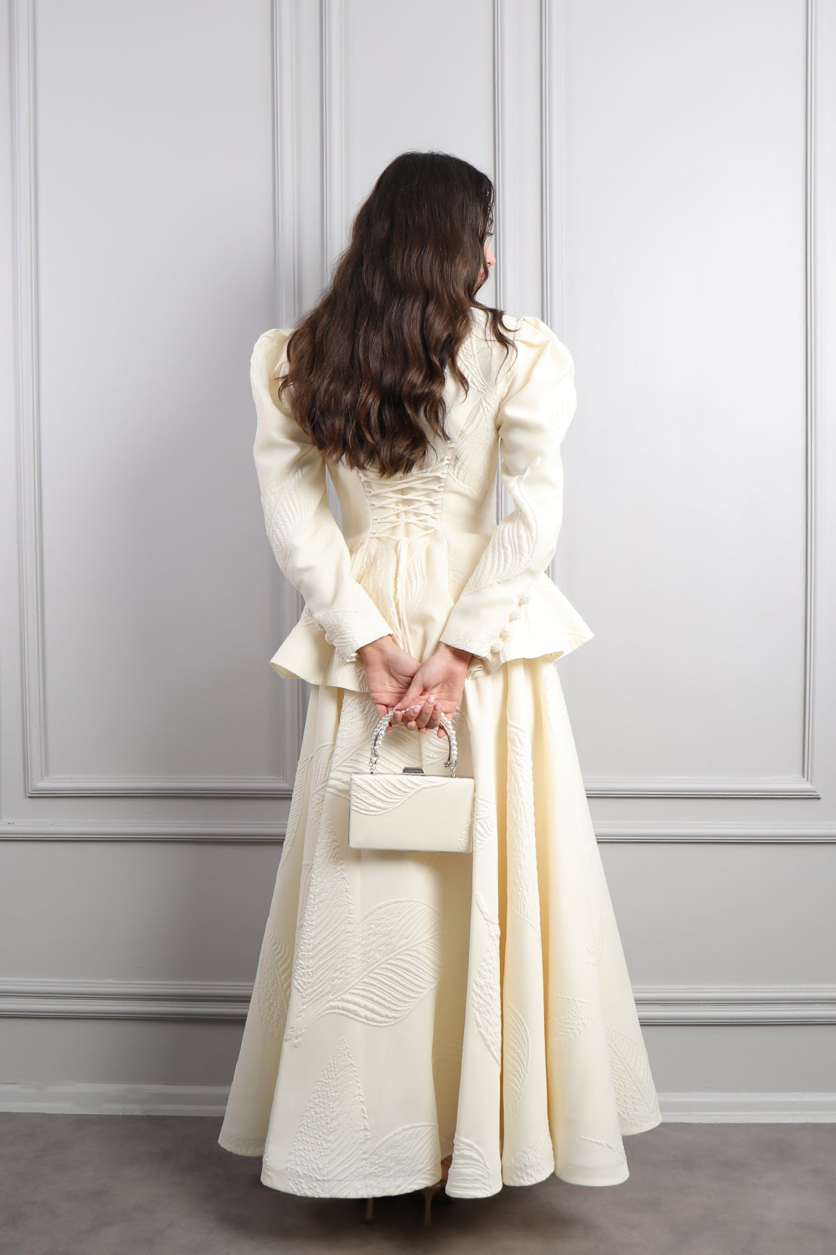 طقم تنورة وسترة باكمام منتفخة مع اكسسوار شنطة -سكري