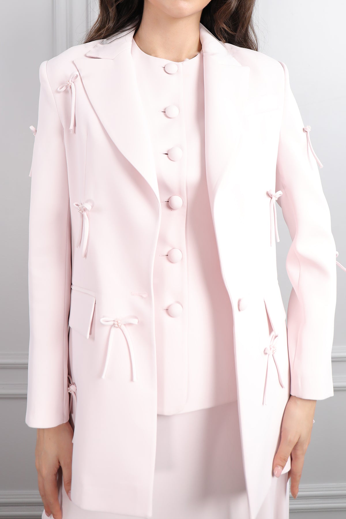 طقم تنورة وتوب وجاكيت بزينة فيونكات -بمبي