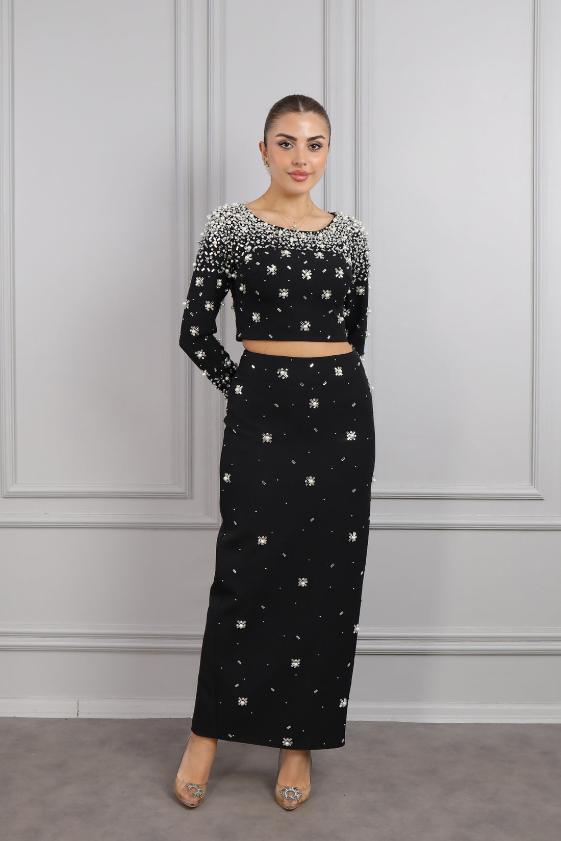 طقم تنورة وبلوزة بياقة بيضاوية مع تطريز بالحجارة واللؤلؤ -اسود