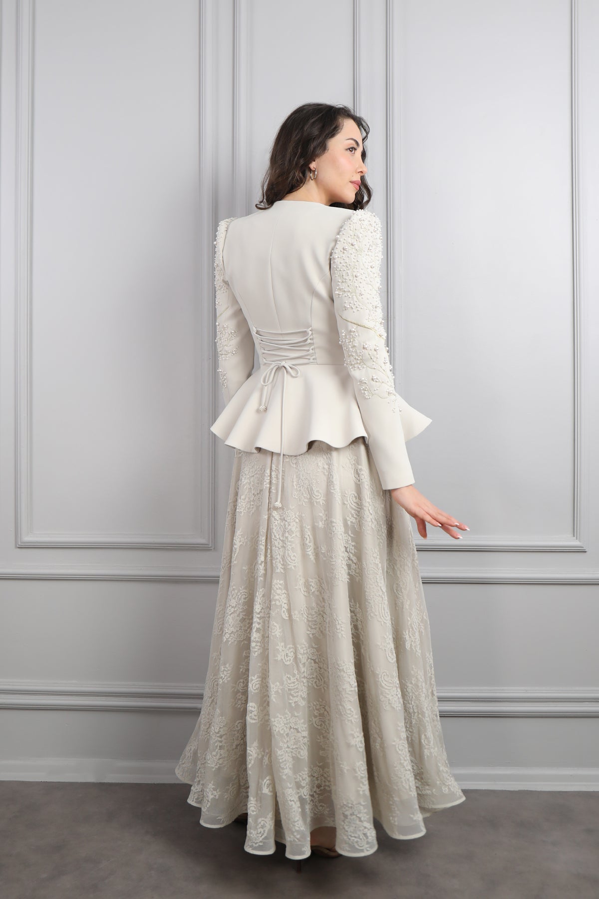 طقم فستان دانتيل وجاكيت مزين باللؤلؤ -بيج