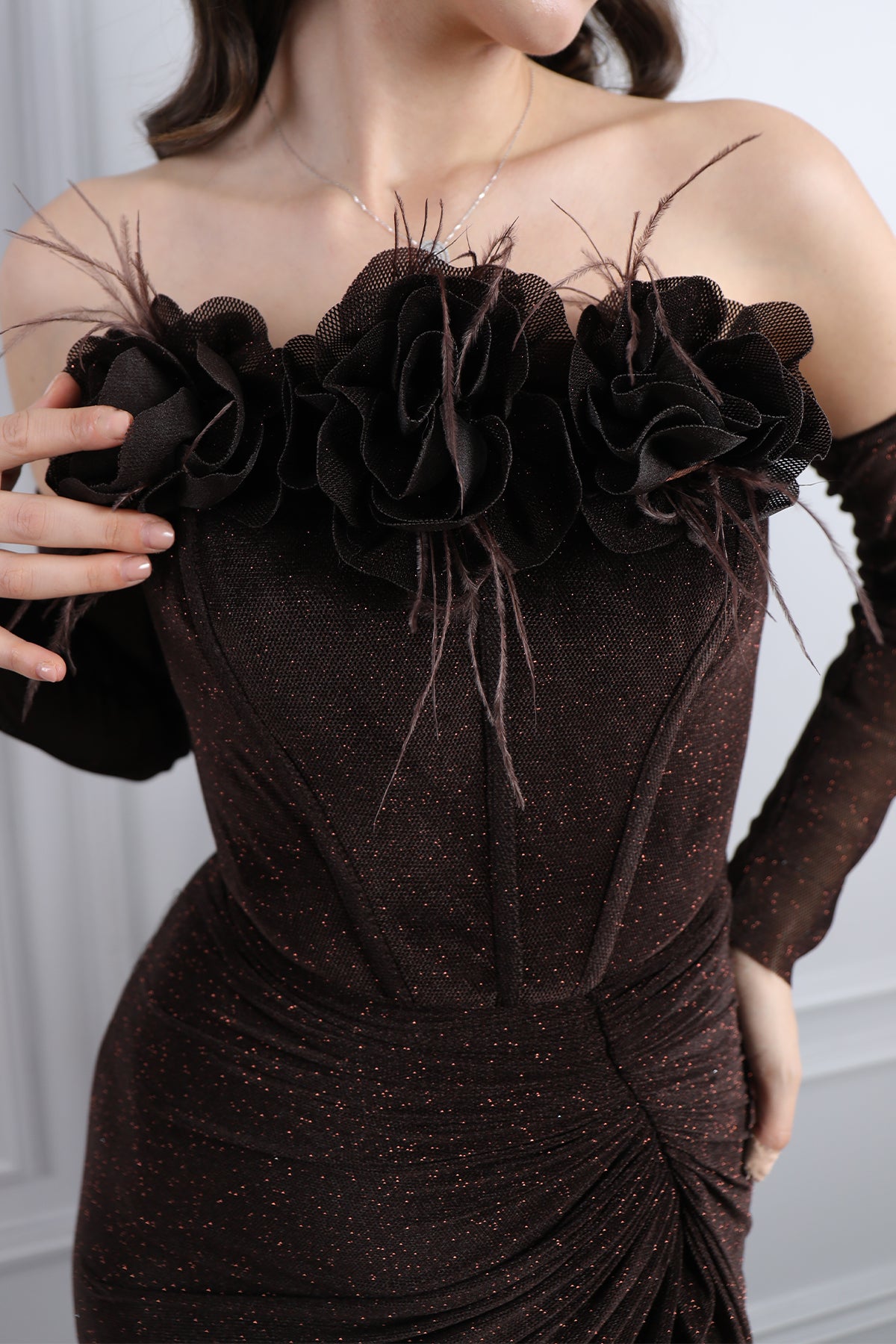 فستان سهرة لامع بتصميم سترابلس مزين بالورود مع اكمام متحركة -بني