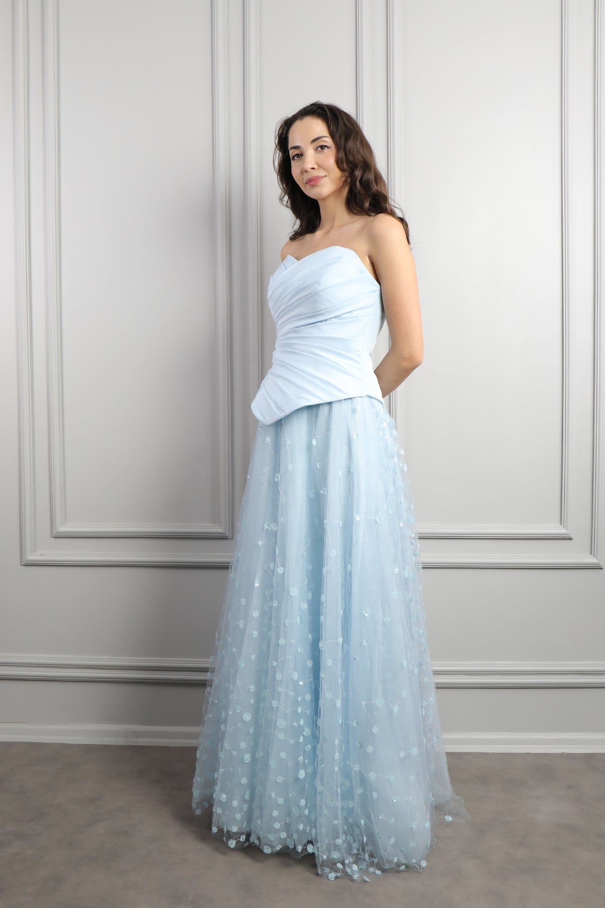 فستان سهرة سترابلس بتنورة تول وشال طويل -سماوي