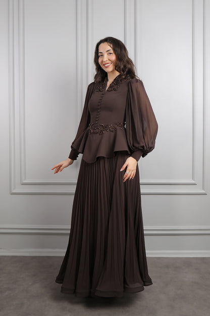 طقم تنورة بتكسيرات وتوب مزين بازرار وتطريزات خرزية -بني