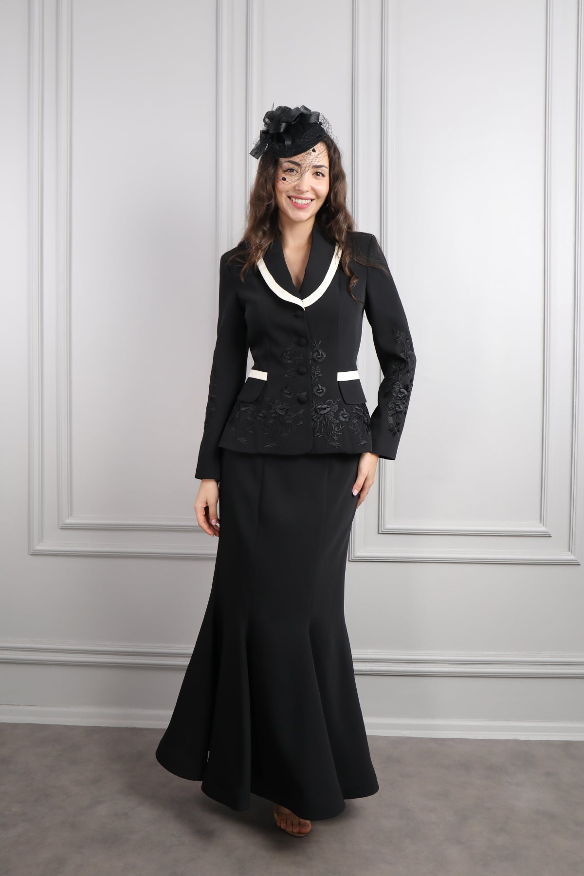 طقم تنورة وجاكيت بتطريزات ورود مع اكسسوار للشعر -اسود