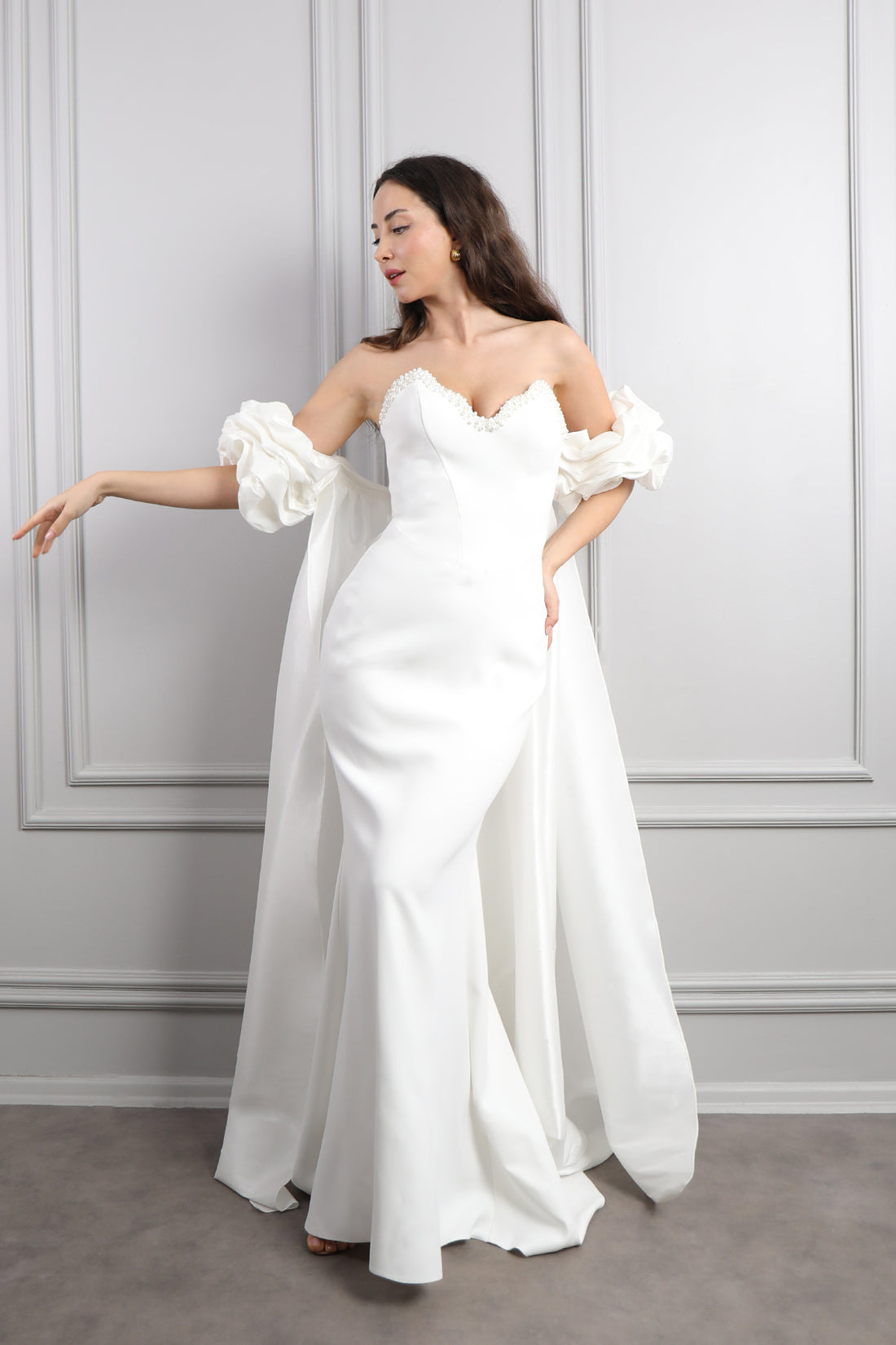 فستانى سهرة سترابلس بتطريزات خرزية وذيل طويل -ابيض