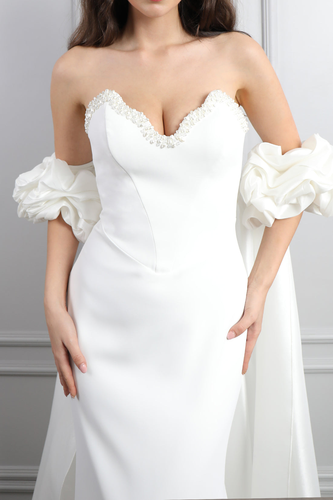 فستانى سهرة سترابلس بتطريزات خرزية وذيل طويل -ابيض