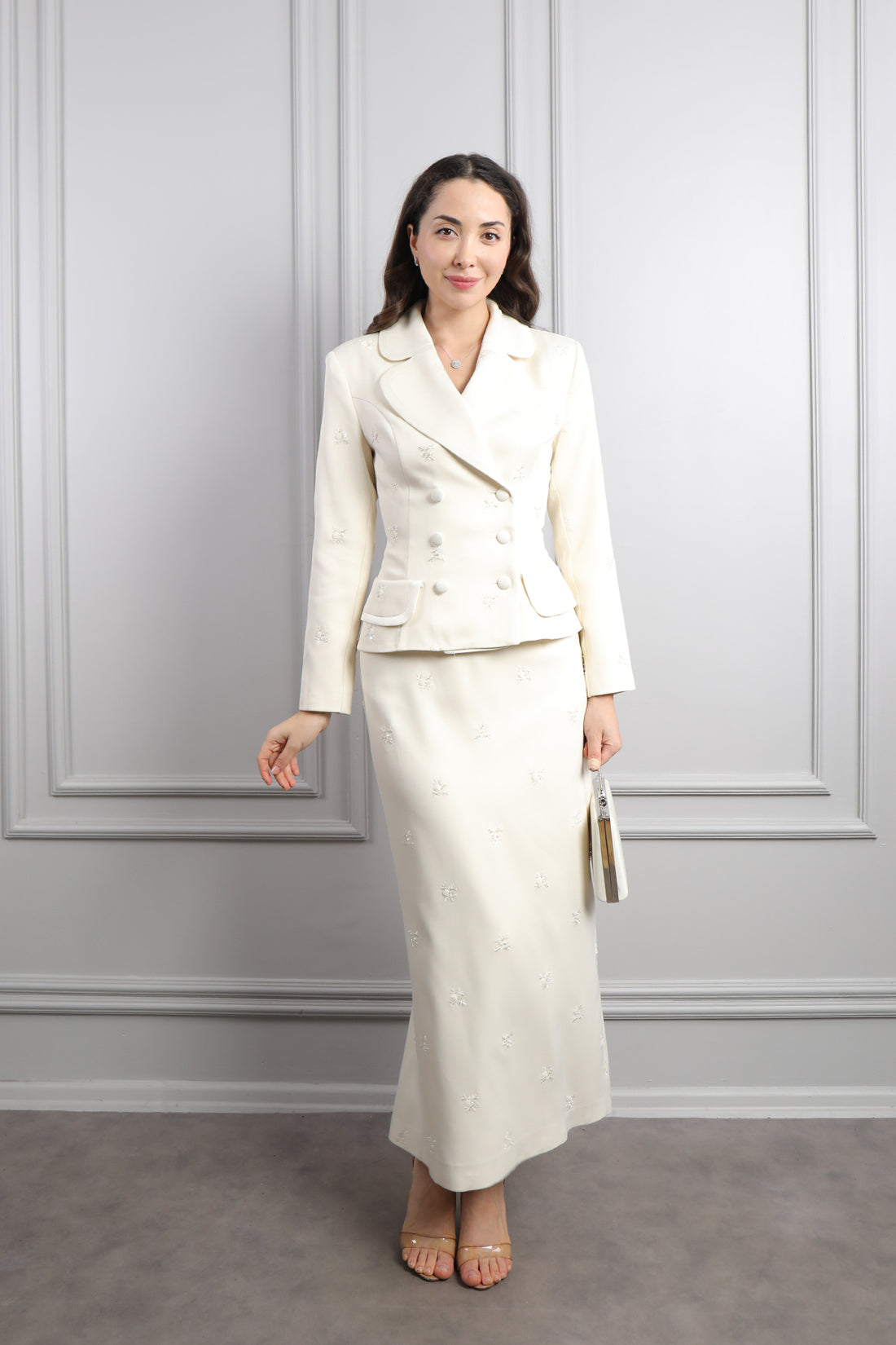 طقم تنورة وجاكيت مطرز بالفصوص مع اكسسوار حقيبة -سكري