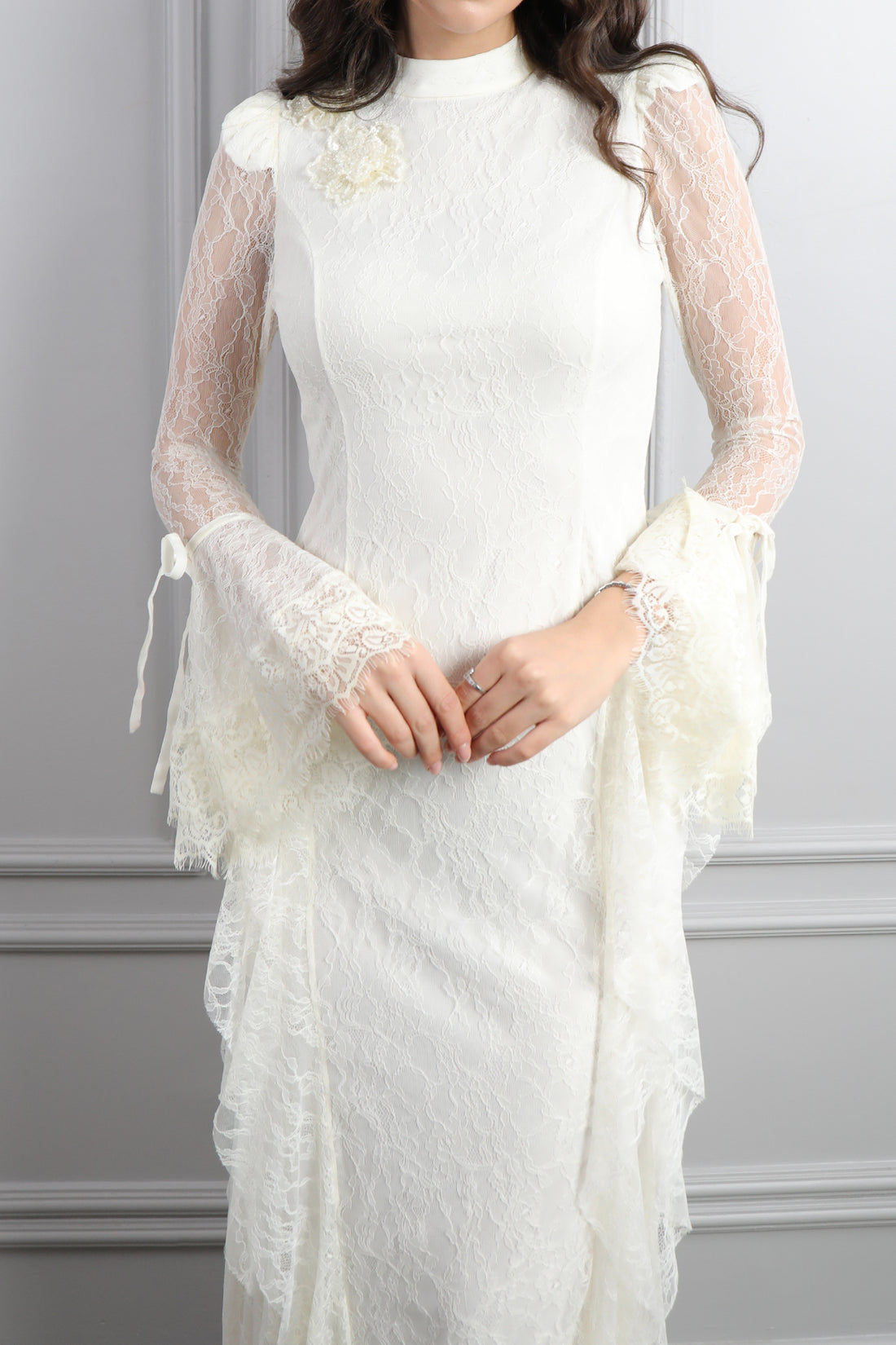 فستان دانتيل باكمام شفافة بتصميم كشكشة -سكري