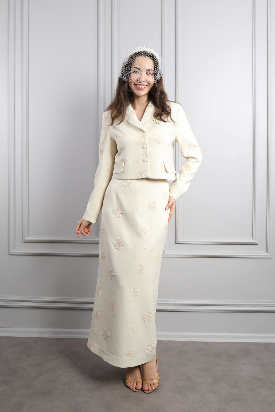 طقم تنورة وجاكيت بتطريزات خرزية واكسسوار عالشعر -بيج