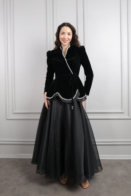 طقم تنورة وجاكيت مخملي مزين بالكريستالات -اسود