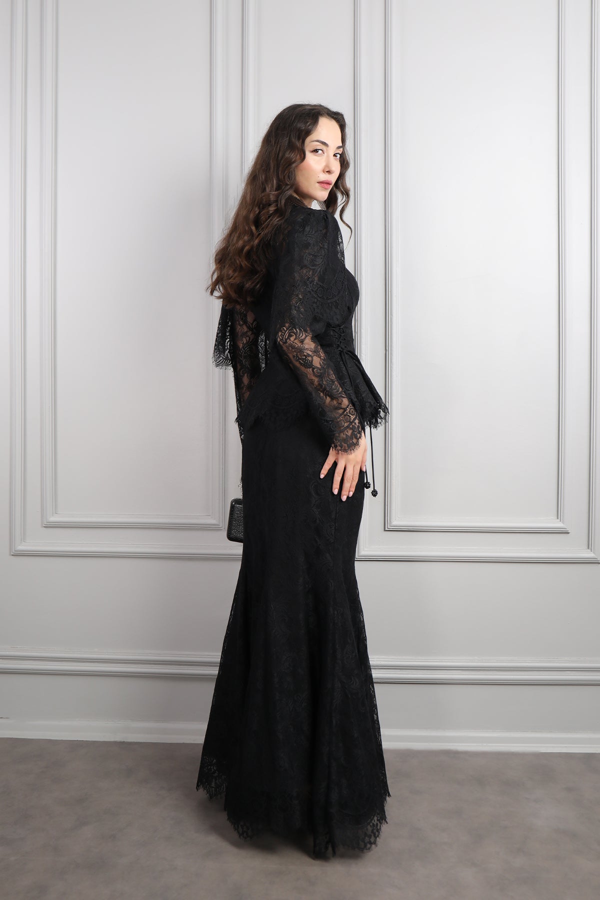 طقم دانتيل خناقي بتطريزات خرزية واكمام شفافة -اسود