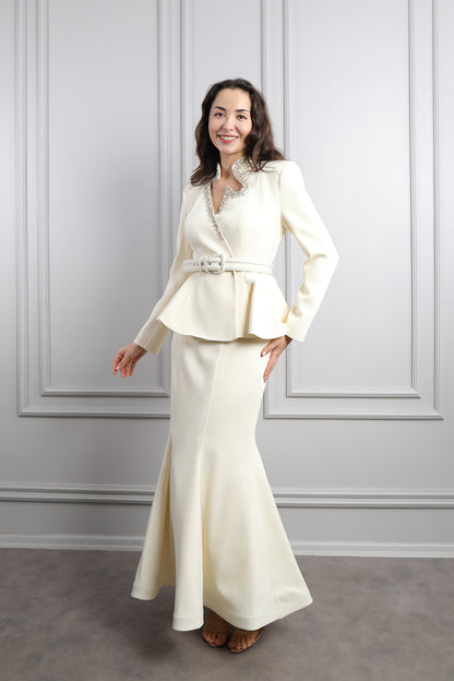 طقم تنورة وجاكيت بتطريزات كريستالية وحزام عالخصر -سكري