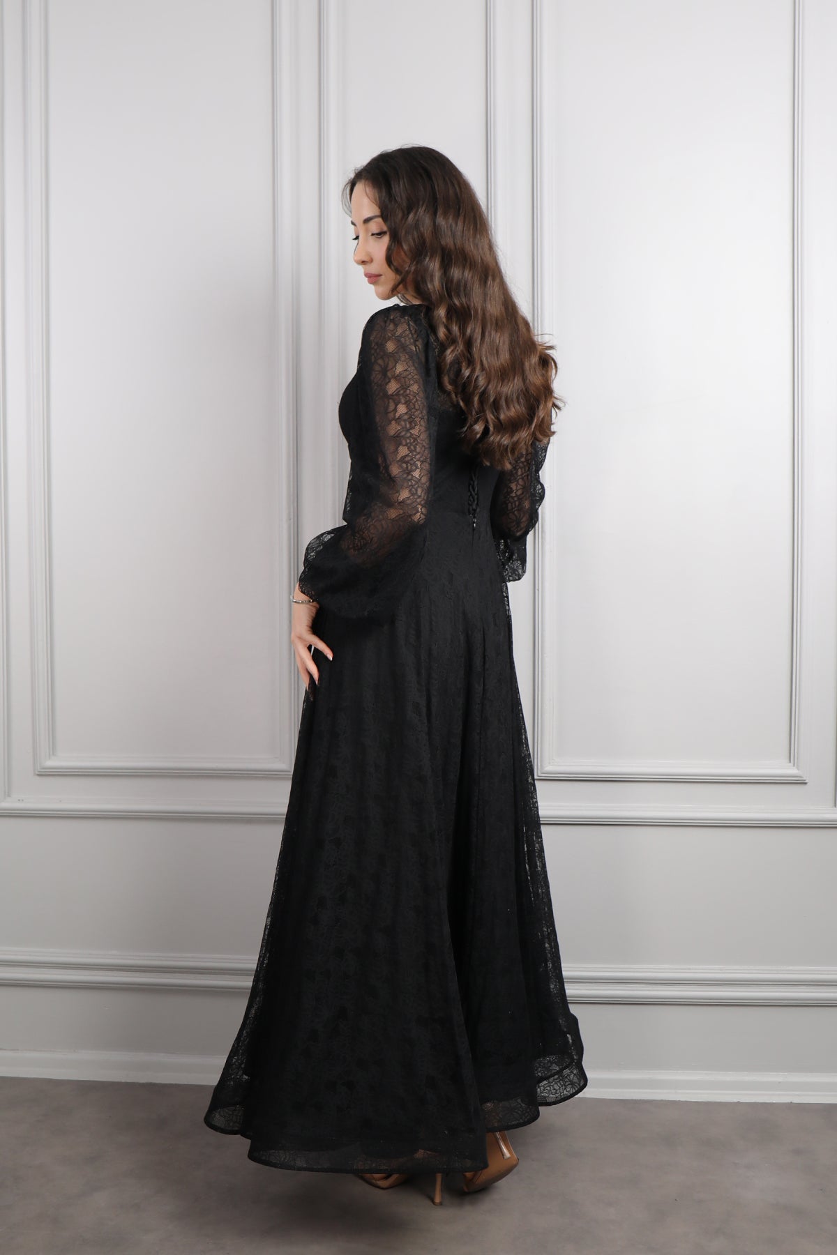 فستان سهرة دانتيل بياقة مثلثة واكمام واسعة مقاس كبير -اسود