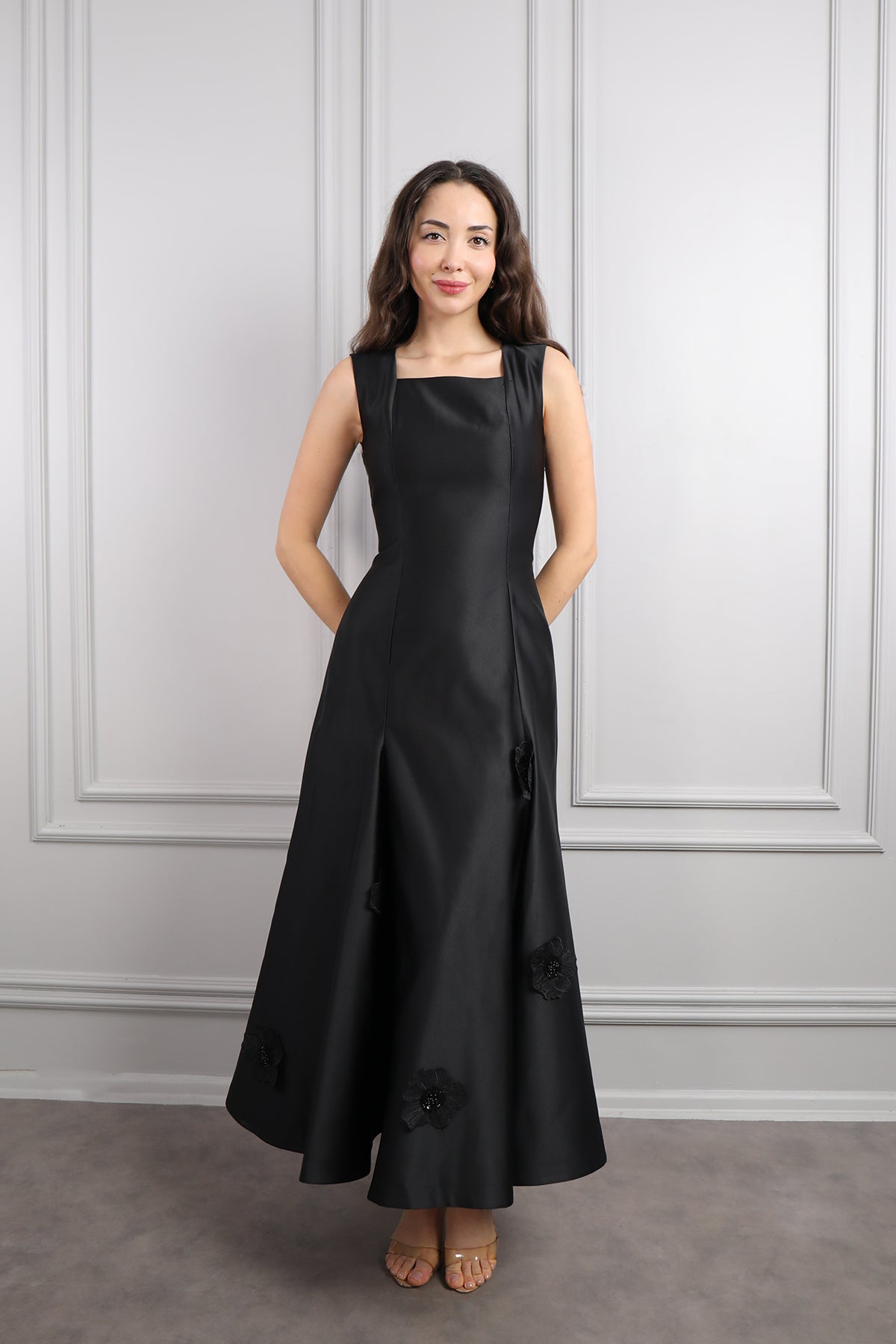 طقم فستان وجاكيت مزين بالخرز والورود -اسود