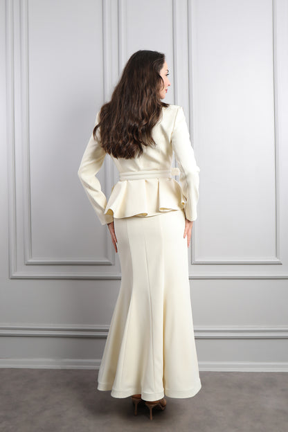 طقم تنورة وجاكيت بتطريزات كريستالية وحزام عالخصر -سكري