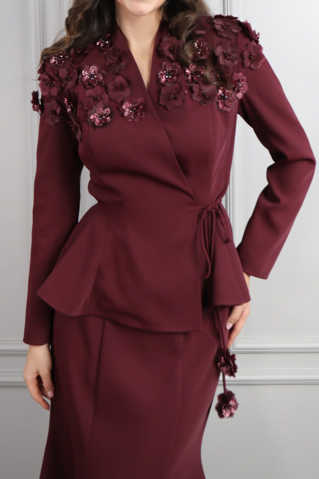 طقم تنورة وجكيت مزين بالورود مع حزام -عودي