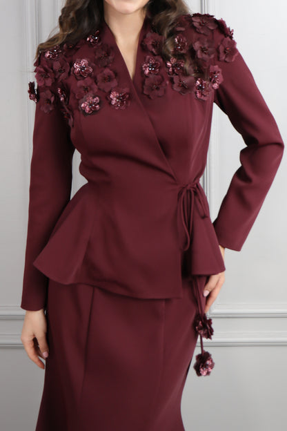 طقم تنورة وجكيت مزين بالورود مع حزام -عودي